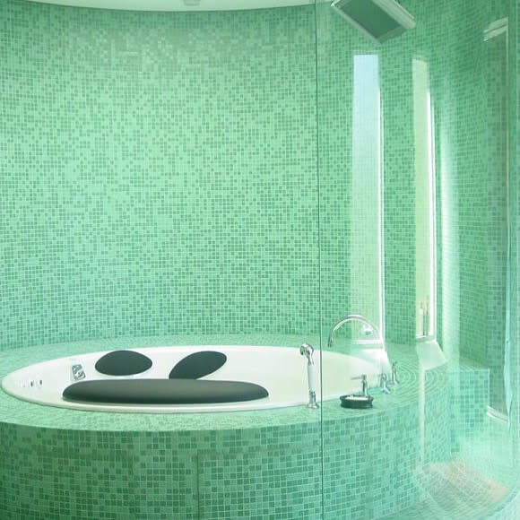 Bathtub-Surround-Tile-Ideas-hakatai_glass_tile