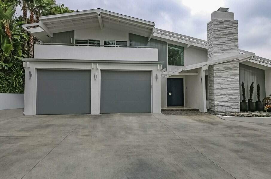 Gray-Garage-Door-Ideas-2-chioverheaddoors