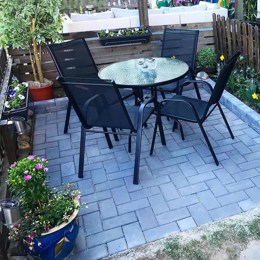 Outdoor-Backyard-Paver-Ideas-gremilyemily