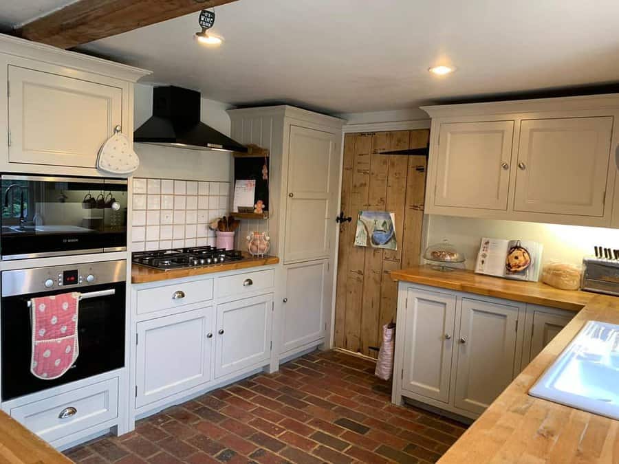 Small-Wall-Farmhouse-Kitchen-Ideas-sues_country_cottage