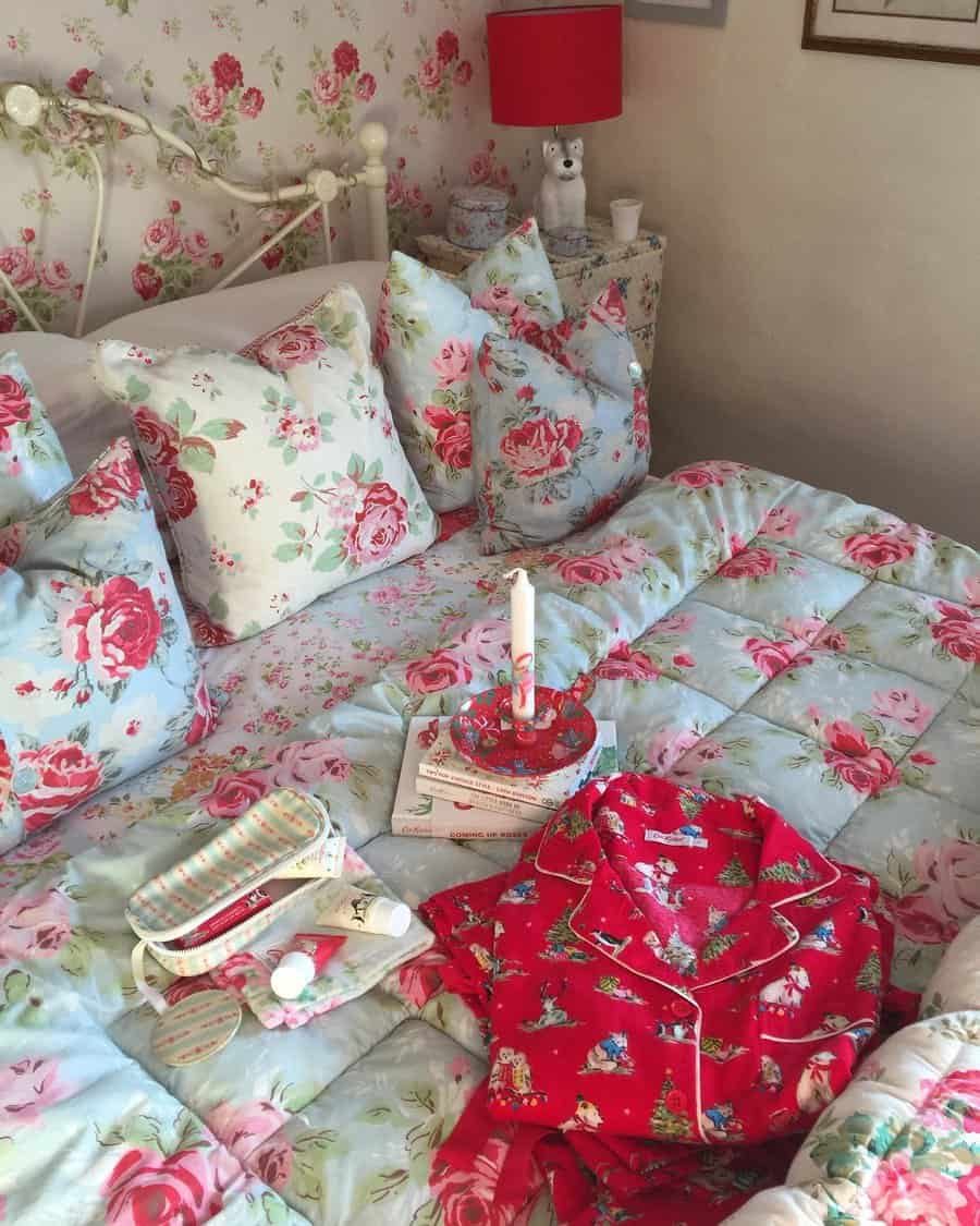 Rose-Bedroom-Wallpaper-Ideas-emmys_vintage_cottage