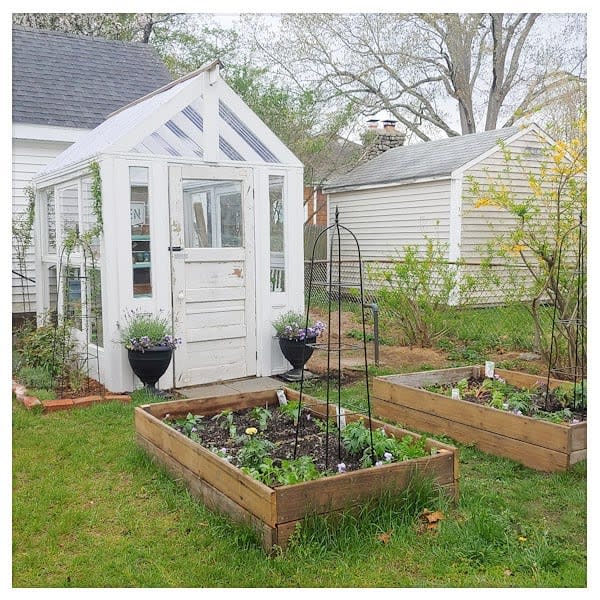 Small-Greenhouse-Ideas-lepetitecottage