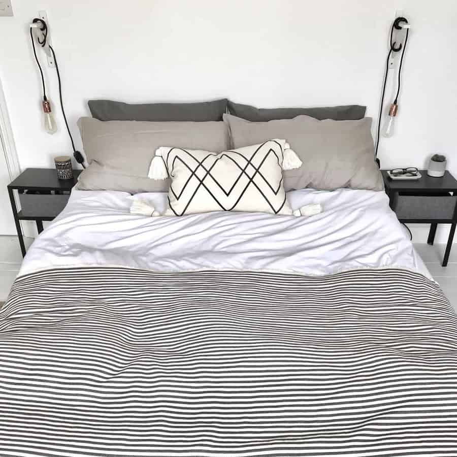 Monochrome-minimalist-bedroom-ideas-keep_things_simple