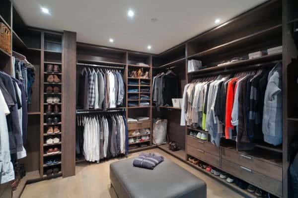 mens-dressing-room-walk-in-closet-with-seat-in-middle