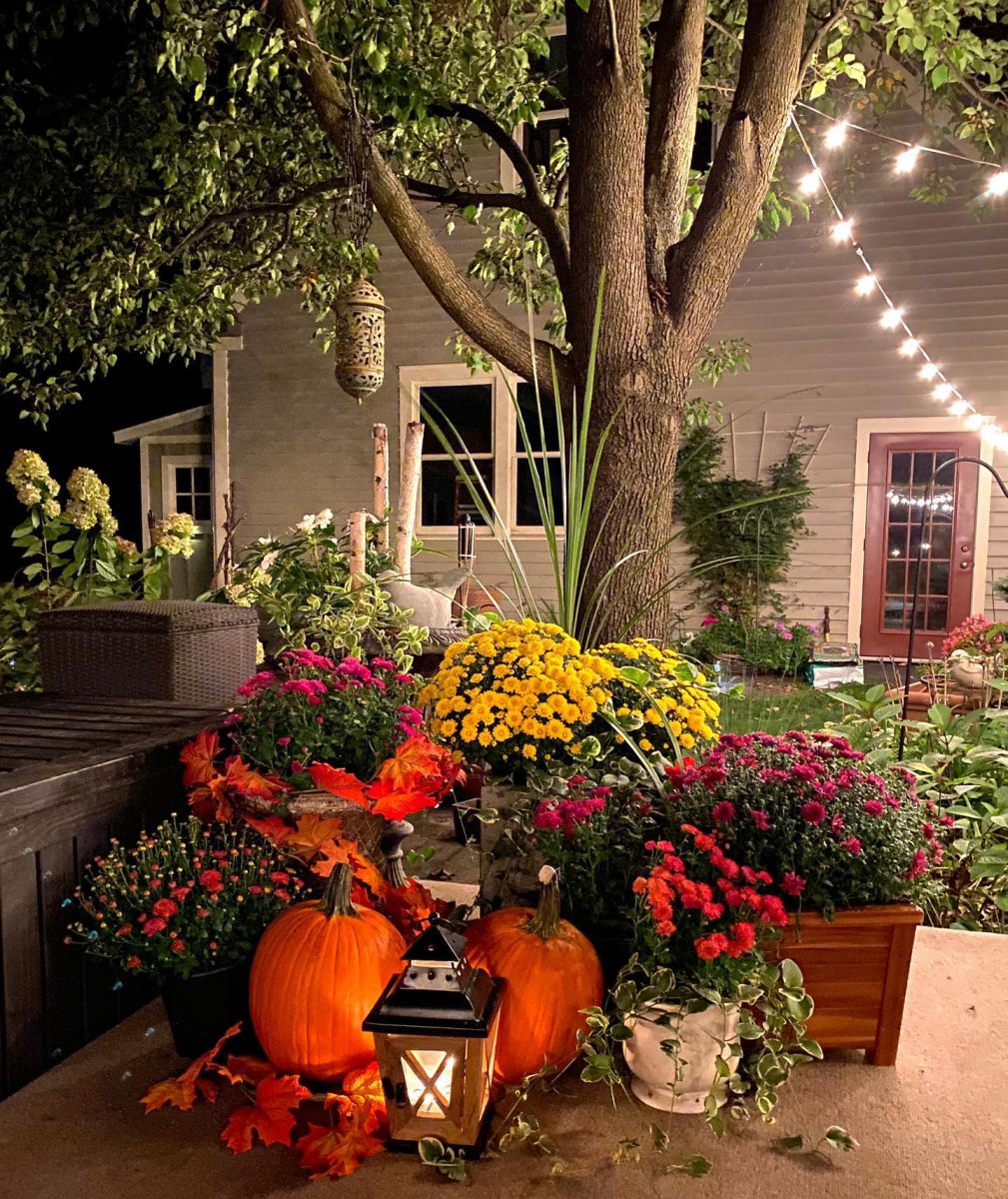 outside-fall-decorating-ideas-honeydewhomes