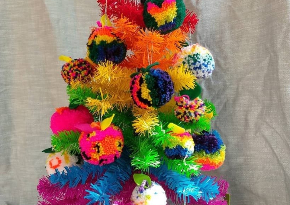 rainbow-christmas-tree-ideas-pom_neon-4184758