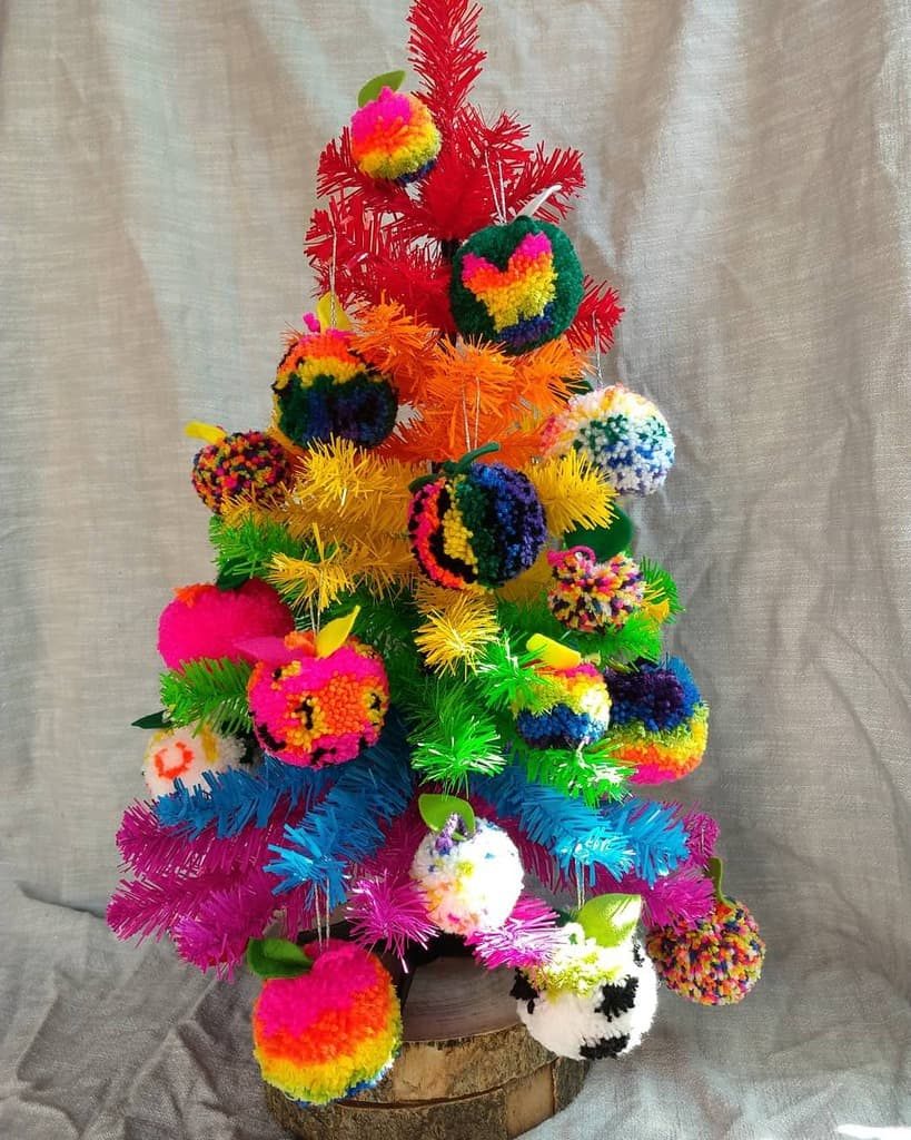 rainbow-christmas-tree-ideas-pom_neon-4184758