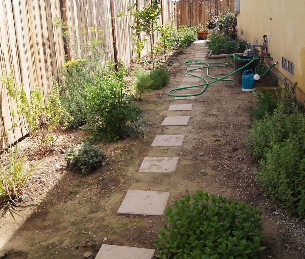 Landscape Side Yard Ideas Backyardediblegarden