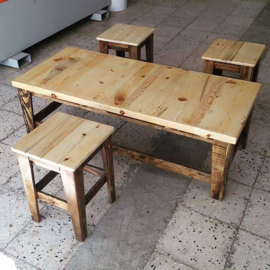 A coffee table and stools made out of pallets.