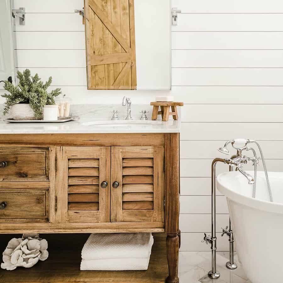 Farmhouse Rustic Bathroom Ahousebythelakeinteriors