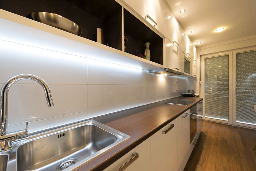 Minimalist White Kitchen Backsplash Ideas