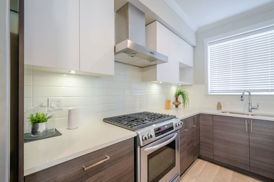 Minimalist White Kitchen Backsplash Ideas