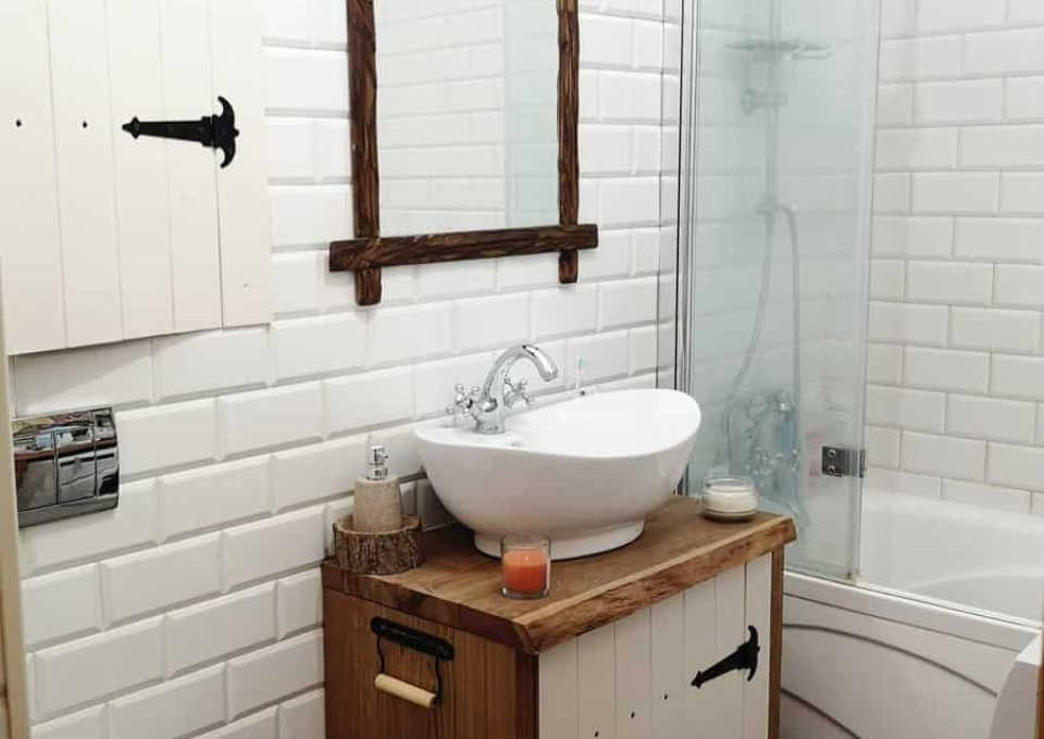 White Rustic Bathroom Dekostacja