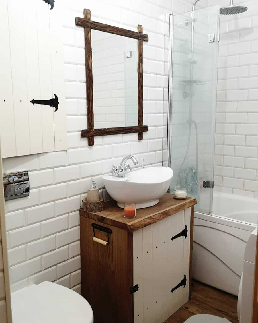 White Rustic Bathroom Dekostacja