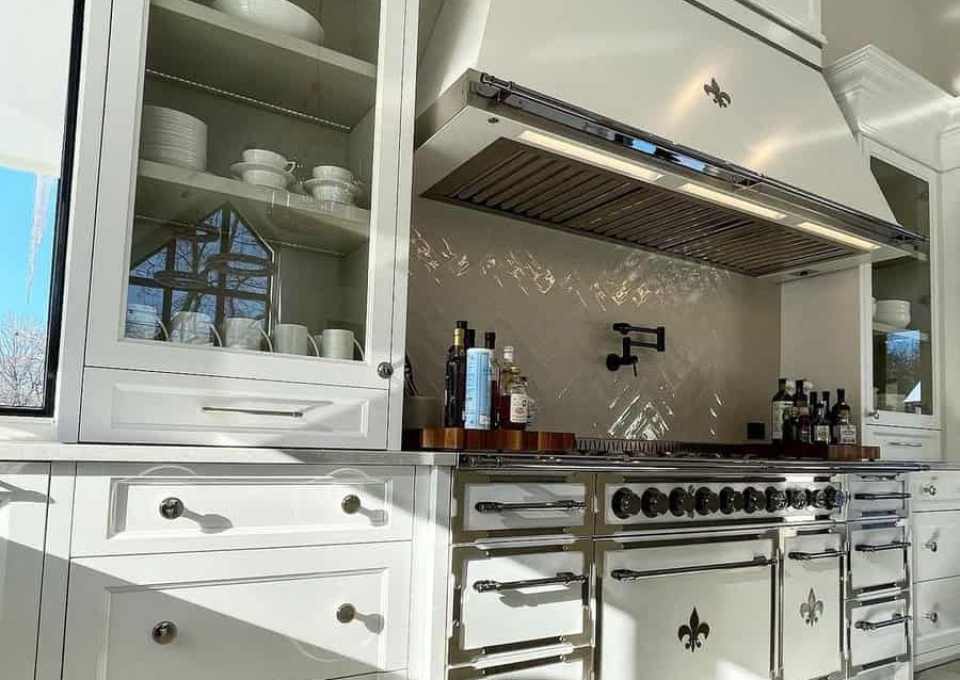 Country Style White Kitchen Cabinets Ideas L Atelier Paris