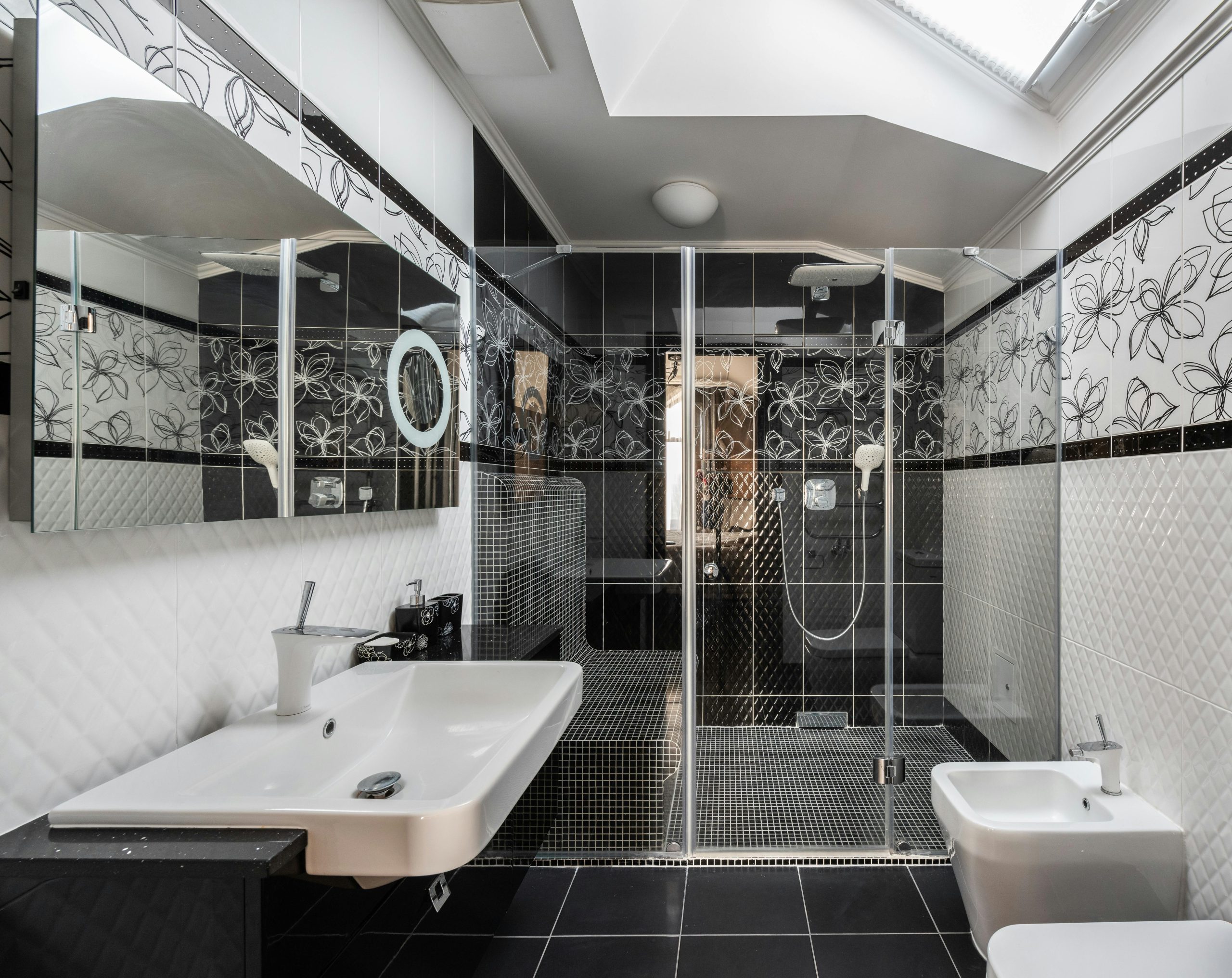 Advantages of Black and White Bathroom Designs